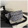 Bolso de hombro versátil de gran capacidad 2025 nuevo diseño de moda estampado de leopardo bolso simple ins nicho bandolera de lona para el pecho para mujer