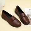 Una generación de zapatos nuevos de tacón bajo para mujer de primavera y otoño, unos cómodos zapatos de cuero marrón para los ancianos, para enviar a sus madres.