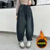 Calças jeans forradas com fleece para meninas, novos estilos outono/inverno, para crianças de tamanho médio e grande, quentes e espessadas para o inverno, com forro de fleece de peça única