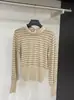 Camada base elegante estilo francês com gola alta e retalhos 2026 outono e inverno novo produto gola redonda pequena suéter listrado bicolor de manga longa
