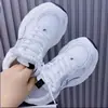 Modelo popular que hace que los pies se vean más pequeños, zapatillas de papá de suela gruesa transpirables de malla para mujer, nuevas zapatillas casuales versátiles y ligeras de verano 2026