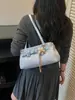 Bolsa pequena moderna e estilosa para mulheres, novo modelo 2026, bolsa baguete de ombro estilo hot girl, bolsa de ombro texturizada da moda de verão