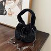 Bolso de felpa de invierno 2024 para mujer, bonito bolso informal con cadena de color sólido, bolso pequeño para estudiante, bolso de mensajero para mujer