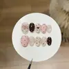 Un par de puntas de uñas estilo chica dulce coreana con diseño de pudín de leche de mora, lunares, colores contrastantes, un moño y efecto ojo de gato, hechas a mano