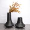Modelo de sala de estar moderna y sencilla, mesa de centro, escritorio, florero, decoraciones, patrón de madera negra, adornos florales, adornos de resina