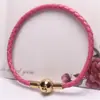 Familia Zhou con pulsera de cuero pulsera cuerda de cuero cuerda para la mano pulsera de acero inoxidable chapado en oro accesorios de joyería con cuentas