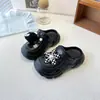Sapatos Furados Bola de Carvão Preta Desenho Animado Meninas 2026 Verão Novo Estilo Pai-Filho Sapatos Casuais Sandálias Sapatos de Praia