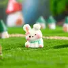 Ornamento de resina de paisagem em miniatura, adorável figura de coelho de desenho animado com a cabeça inclinada, acessório decorativo para mesa e carro