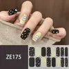 ZE16 refere-se a adesivos de unha estilo europeu e americano com grandes blocos de cor, estampas de leopardo, xadrez, estrelas, listras, e ornamentos para unhas.