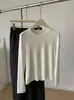 Camiseta de manga larga para mujer con diseño de costura visible, de textura suave y cómoda, estilo coreano, cuello redondo, color liso, versátil, favorecedora y perfecta como capa base o top para 2026
