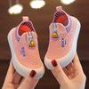 Sapatos Casuais Infantis 2025 Novos Sapatos de Malha Voadora Antiderrapantes Sola Macia Sapatos de Bebê para Homens e Mulheres Slip-on Versáteis Sapatos de Malha Respirável
