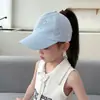 Chapéu de Sol Fino para Meninas, Viseira de Sol de Verão com Abertura para Rabo de Cavalo, Boné de Beisebol Infantil Ajustável