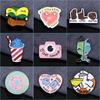 Emblemas personalizados, emblemas de esmalte de imitação de tinta de liga de zinco em formato especial de desenho animado de metal, broches de cola impressos, personalizados