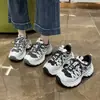 Zapatos de plataforma gruesa para mujer, nueva colección otoño/invierno 2026, estilo retro versátil, que aumentan la altura, ligeros, parte superior de malla, hacen que los pies se vean más pequeños, zapatillas casuales