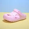 Crocs lisos de EVA em cores sólidas, estilo cartoon infantil, fáceis de customizar, sandálias fechadas para crianças em idade escolar, sapatos de bebê com sola macia, atacado de sandálias