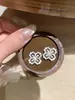 Aguja de plata 925 con baño de oro real, populares en Xiaohongshu, aretes de trébol de cuatro hojas para mujer, estilo old money, aretes de lujo ligero, disponibles para dropshipping