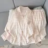 Tamanho Grande Em Estoque Conjunto de Pijama Xadrez Rosa Algodão Nuvem Bordado Gatinho para Mulheres, Gola Lapela, Primavera/Outono, Pode Ser Usado Fora de Casa, Conjunto para Casa