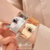Pulsera ovalada plisada, pulsera de declaración minimalista elegante transfronteriza europea y americana, joyería de nicho de lujo ligero al por mayor