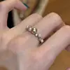 Anillo Delgado con Banda Hueca Dorada Café Retro Desgastado Nuevo de Primavera Anillo Abierto de Perla Apilable Accesorio de Alta Gama
