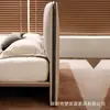 Cama Flutuante Estilo Cream com Cabeceira Macia em Couro Ecológico Off-White, Prateleira de Armazenamento e Estrutura Flutuante de Metal para Quarto Principal de Casa, Cama de Casamento