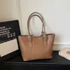 Bolsa Tote Vintage Transfronteiriça da Moda, Grande Capacidade, Simples e Estilosa para o Dia a Dia, Moda de Nicho, Bolsa de Mão e Bolsa de Ombro Versátil