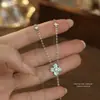 Collar de trébol de cuatro hojas de resina azul claro de plata pura S925 para mujer, estilo bosque de nicho de moda, cadena de clavícula de flor fresca y versátil