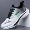 Zapatos de hombre para primavera y verano, zapatos transpirables de malla, zapatos casuales, zapatillas deportivas ultraligeras, suela suave, antideslizantes, amortiguadores, zapatillas para correr para estudiantes