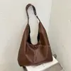 Bolso de Mano Retro Europeo de Gran Capacidad para Mujer, Nuevo Bolso Casual con Remaches para Viajar al Trabajo de Alta Gama de un Solo Hombro Debajo del Brazo