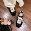Zapatillas Casuales Versátiles para Mujer de Cuero de Vaca Color Uva con Cordones, Bloques de Color, Punta Redonda, Zapatos de Plataforma de Cuero Genuino, Zapatos de Entrenamiento Alemanes que Aumentan la Altura