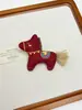 Broche de Pônei de Tecido Fofo para o Ano de Nascimento, Novo Alfinete de Suéter 2026, Acessório de Estilo Artístico Vintage para Mulheres