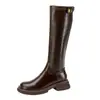 Nuevas botas largas de otoño e invierno para mujer por encima de la rodilla con suelas gruesas, puntera redonda, hebilla dorada pequeña, corte recto tipo equitación, botas altas adelgazantes y versátiles