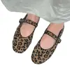 Extremadamente hermosos y deslumbrantes, perfectos para combinar con una falda, zapatos poco profundos de una sola tira de terciopelo rojo para mujer, nuevo modelo 2026 zapatos planos Mary Jane
