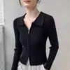 Jaqueta de tricô com gola polo e zíper em fio core-spun, suéter moderno de manga longa, caimento slim, top curto