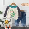 Diseño de Color Contrastante Otoño Cuello Redondo Estampado de Animales de Dibujos Animados Sudadera de Manga Larga y Jeans Traje de Dos Piezas Fabricante Venta al por Mayor
