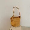 Bolso de axila de nicho vintage de alta gama transfronterizo para mujer, nueva colección de otoño 2026, bolso de hombro tejido ligero de lujo, bolso de cubo