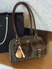 Bolso de Mano de Gama Alta Estilo Bolso de Bolos para Mujer 2025 Otoño e Invierno Nuevo Estilo Lujo Ligero Versátil Nicho Bolso de Hombro Debajo del Brazo Moderno