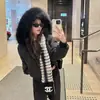 Comércio Exterior Transfronteiriço Europeu e Americano Inverno 2026 Capuz com Gola de Pelo Cintura Ajustada Engrossada Estilo Curto Elegante Jaqueta de Algodão Versátil Emagrecimento Feminina