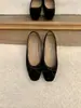 Primeiro Encontro: Sapatilhas Estilo Feijão Verde de Ji Wanwan com Detalhe de Laço de Veludo, Sapatos Femininos para Outono 2026, Perfeitos com Saias