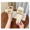 Nova coleção de verão 2026: Sandálias slip-on simples, estilosas e de sola reta, perfeitas para usar ao ar livre, com design estilo romano e visual versátil, metálico e retrô.