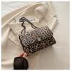 Bolso con estampado de leopardo para mujer, otoño 2024, nuevo bolso bandolera vintage con estampado de vaca, moderno y distintivo, con cadena, pequeño bolso cuadrado.