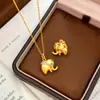 Lujo Ligero Vintage Chapado en Oro Diseño de Nicho Oro Antiguo Diamante Azul Elefante de la Suerte con Ojos de Estrella Cadena para Clavícula