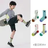 Calcetines Deportivos de Media Caña para Niños ZYZ Estilo Deportivo Otoño Nuevo Moda Letra Ins Calcetines de Moda Algodón Alta Elasticidad Calcetines de Baloncesto