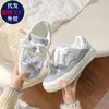 Nuevos Zapatos Blancos Versátiles y Transpirables para Primavera/Verano 2026 Suela Gruesa Zapatos de Mujer Estilo Infantil Zapatos de Pan Zapatos de Plataforma Bordados de Moda
