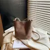 Bolso de Mano Pequeño de Moda para Mujer, Nuevo Bolso Cruzado de Hombro Versátil Primavera 2026, Bolso Cubo Versátil Retro Mate