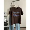 Camiseta Feminina Plus Size 100kg Extra Grande Verão Vintage Cor Café Bordado de Letras Gola Redonda Manga Curta Versátil Modeladora