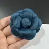 Broche de Flor de Camelia de Alta Gama, Moderno, Estilo Chanel, Tejido de Tweed, Ultra Resistente, con Pasador, 6.8cm, 400 Colores
