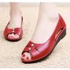 Sapatos femininos novos, elegantes, confortáveis ​​e respiráveis, disponíveis para venda por atacado. Chinelos casuais femininos com design arrojado, salto plataforma de plástico, sandálias versáteis e modernas.