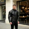 Chaqueta de Motociclista con Cuello Cruzado de Cuero PU Otoño Ajustada con Cremallera Chaqueta de Cuero Acolchado en Hombros Ropa Exterior Casual Retro para Hombre
