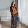 Conjunto Vintage de Tres Piezas para Niñas Otoño 2026 Nuevo Estilo Coreano Chaleco de Cuero Marrón Pantalones de Pierna Ancha a Cuadros para Niños Mayores Moderno y Genial