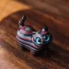 Talla de madera de arcoíris gato torcido lindo gato de sándalo pieza de mano perdida escritorio de oficina gato seguro regalo
